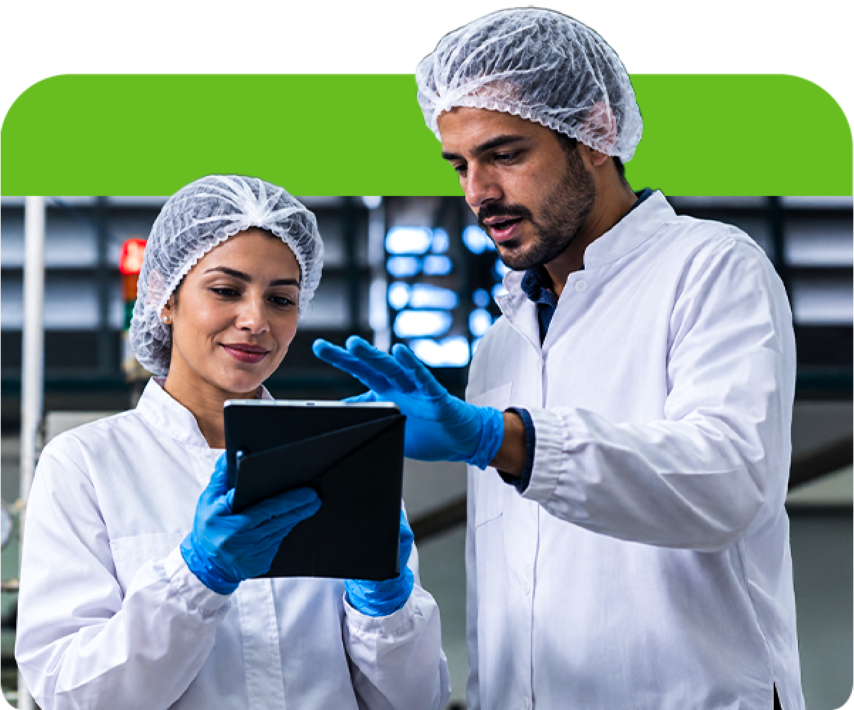 Profissionais de laboratório da Rízia analisando dados em um tablet